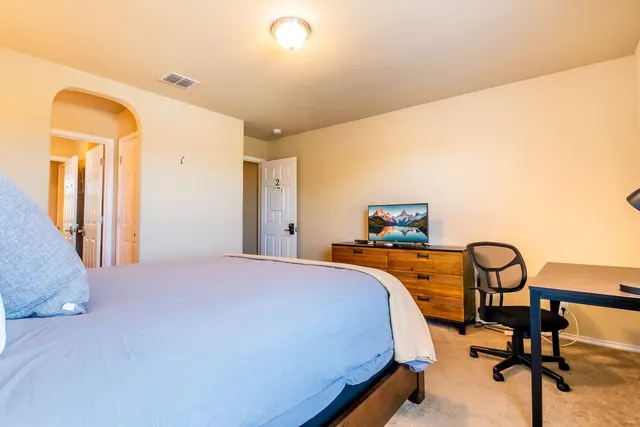 Crashpad · Room 2 in Converse, photo 29
