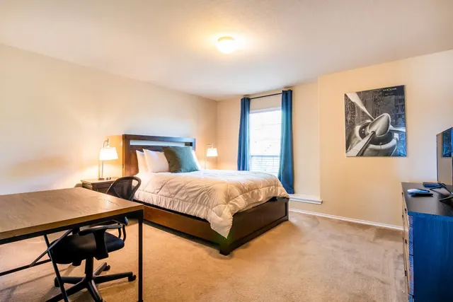Crashpad · Room 4 in Converse, photo 1