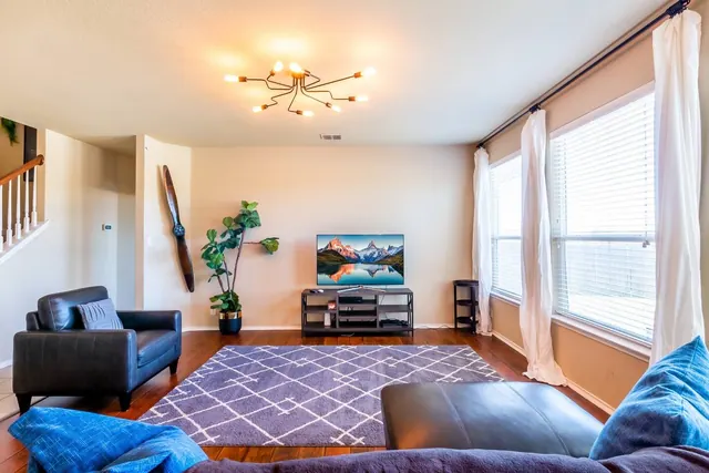 Crashpad · Room 4 in Converse, photo 2
