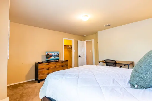 Crashpad · Room 4 in Converse, photo 29