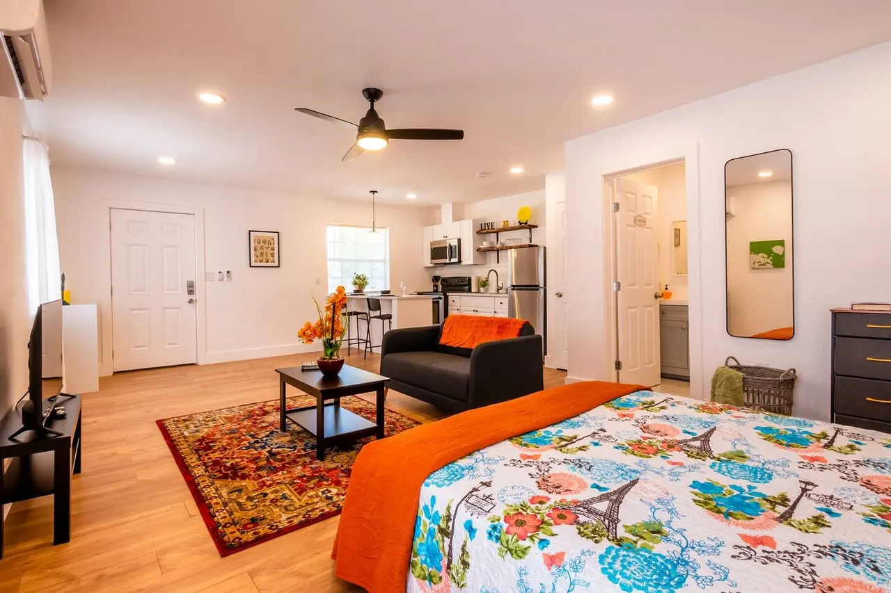 Collins Garden Studio 1B, a Hosted Havens rental in Collins Garden Park, San Antonio, TX