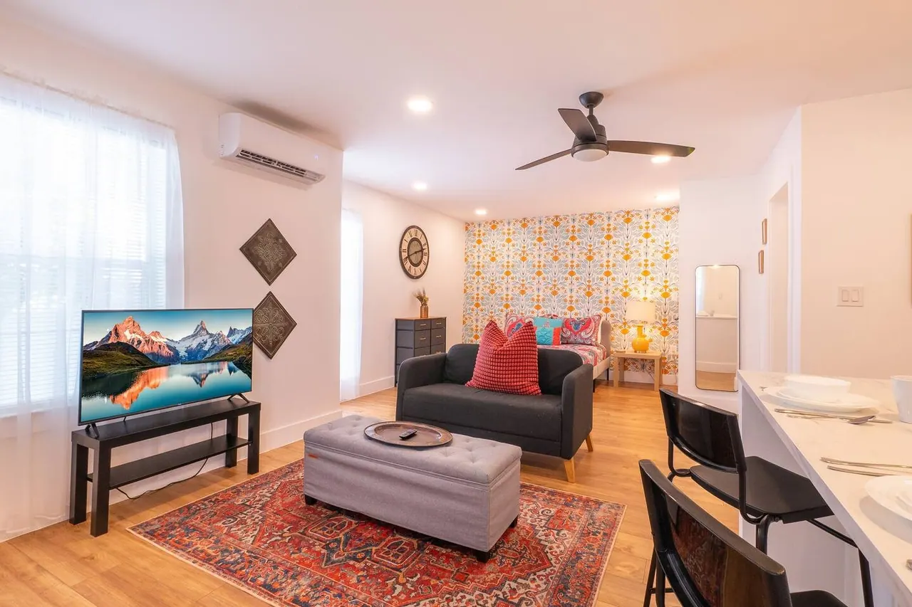 Collins Garden Studio 1C, a Hosted Havens rental in Collins Garden Park, San Antonio, TX